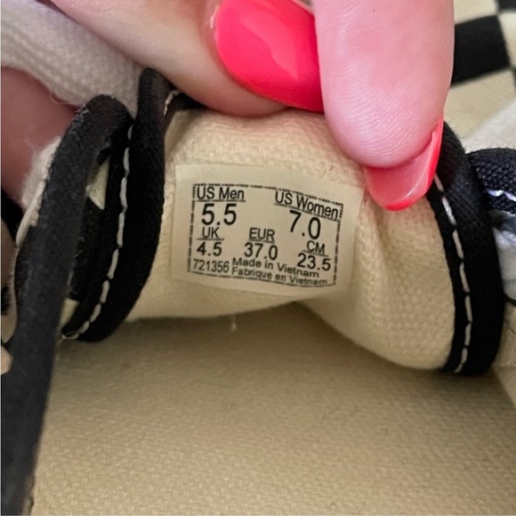 Checkered vans, worn once, not my style anymore - Picture 3 of 3